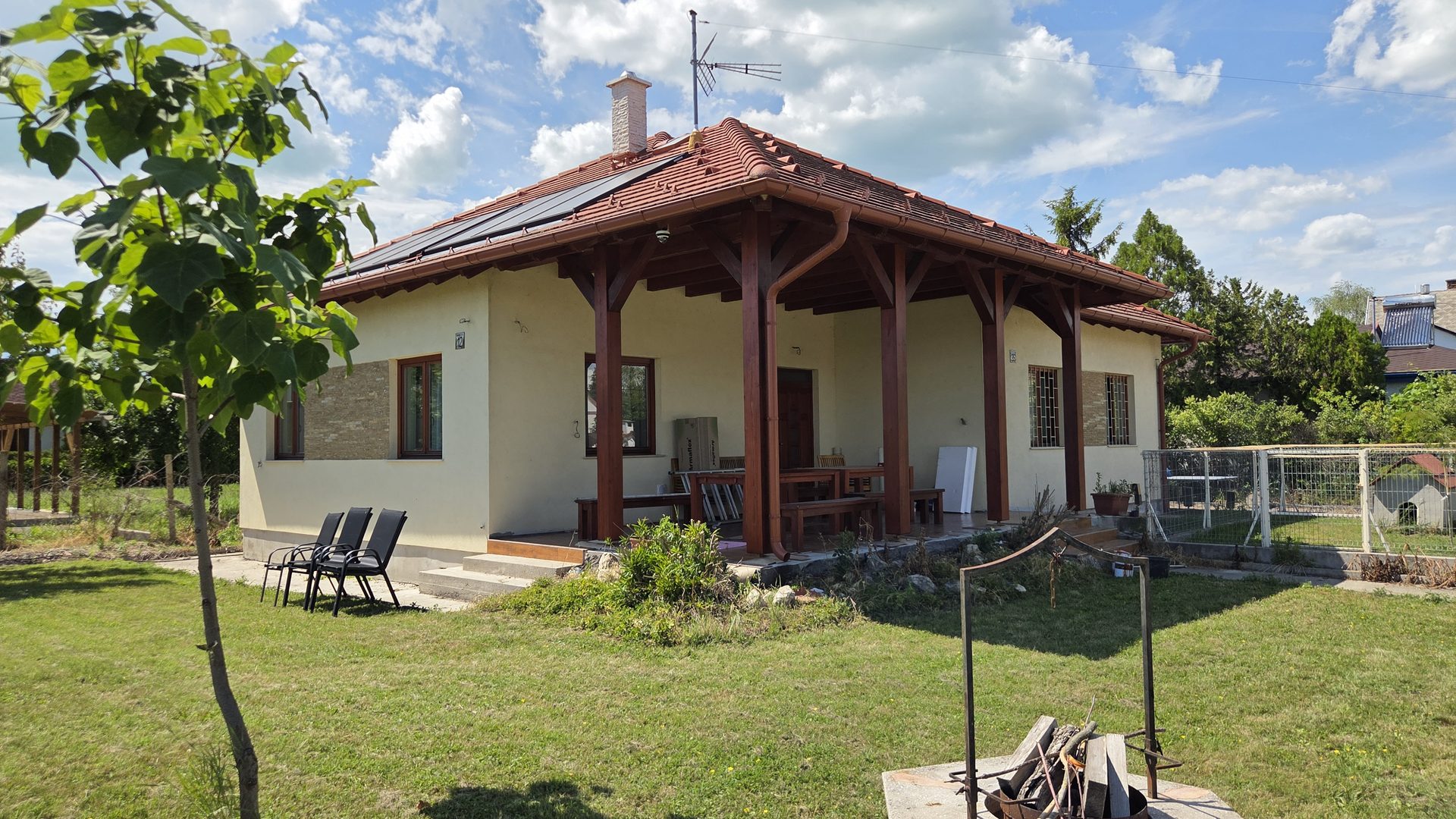 Fedett terasz faoszlopokkal